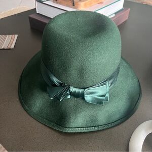 Elegant Green 100% Wool Hat with Satin Ribbon Made in Italy